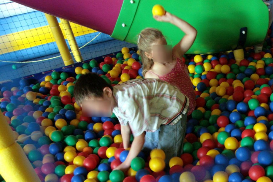 W sali zabaw na warszawskim Bemowie przy ul. Konarskiego doszło do tragicznego zdarzenia. Zmarł 34-letni ojciec czterolatka.