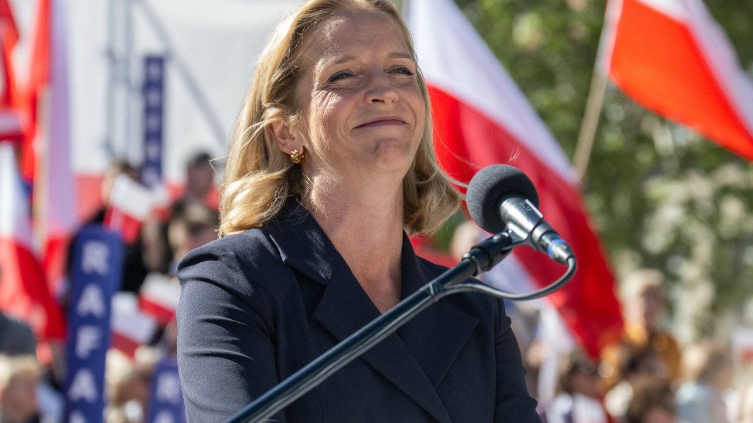 To nie Trzaskowski rozpoczął wiec w Poznaniu. Na scenę wyszła jego żona Małgorzata Trzaskowska Poznaniu. To ona rozpoczęła wiec kandydata KO