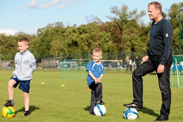 Premier Donald Tusk przekonuje, że rodzicielstwo "to fajna rzecz". Na zdjęciu: Donald Tusk wraz z młodymi piłkarzami w Opalenicy