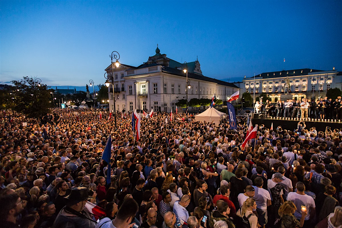 Dziesiątki tysięcy osób przyszło na Krakowskie przedmieście zaprotestować przeciwko zmianom w SN.