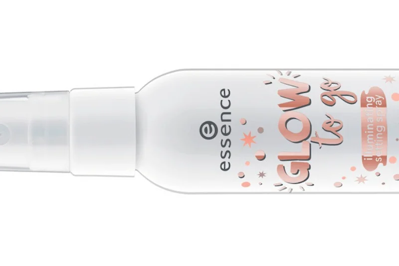 Spray "Glow to go" pozwala zachować perfekcyjny look przez cały dzień za niewielką cenę.
