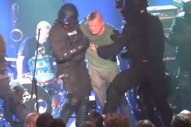 Kazik wyprowadzany przez "antyterrorystów"