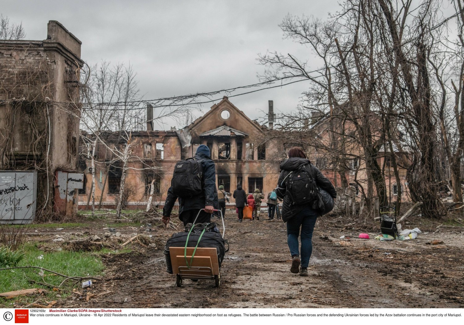 Mieszkańcy Mariupola opuszczający swoje miasto