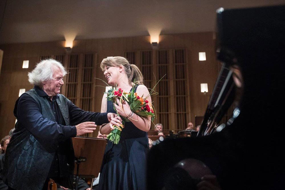 Julia Kociuban przyjmuje gratulacje po koncercie