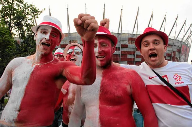 Kibice przed Stadionem Narodowym. Na mecz Polska - Anglia wejdą tylko ci z Klubu Kibica