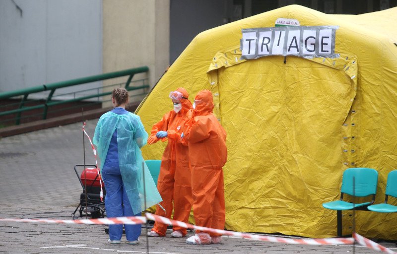 Ministerstwo zdrowia przedstawia nowy bilans koronawirusa w Polsce. Na zdjęciu polowa izba przyjęć Szpitala Bielańskiego w Warszawie.