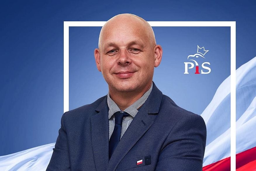 Radny PiS Jarosław Kubiak miał uciekać przed policją przez oborę.