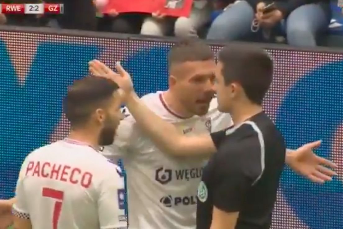 Lukas Podolski stracił na chwilę rozum. Wyleciał z boiska podczas charytatywnego meczu