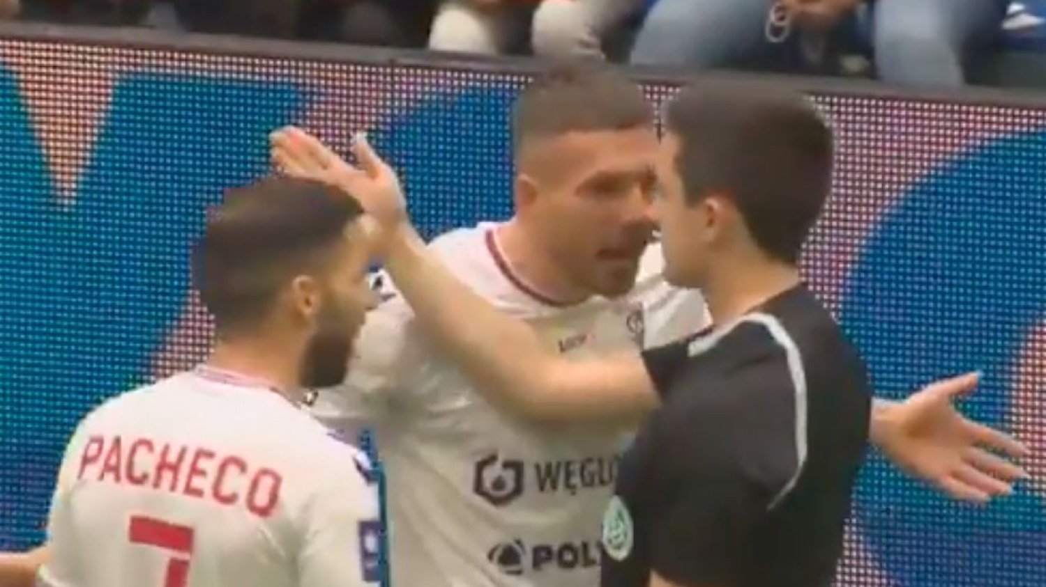 Lukas Podolski stracił na chwilę rozum. Wyleciał z boiska podczas charytatywnego meczu