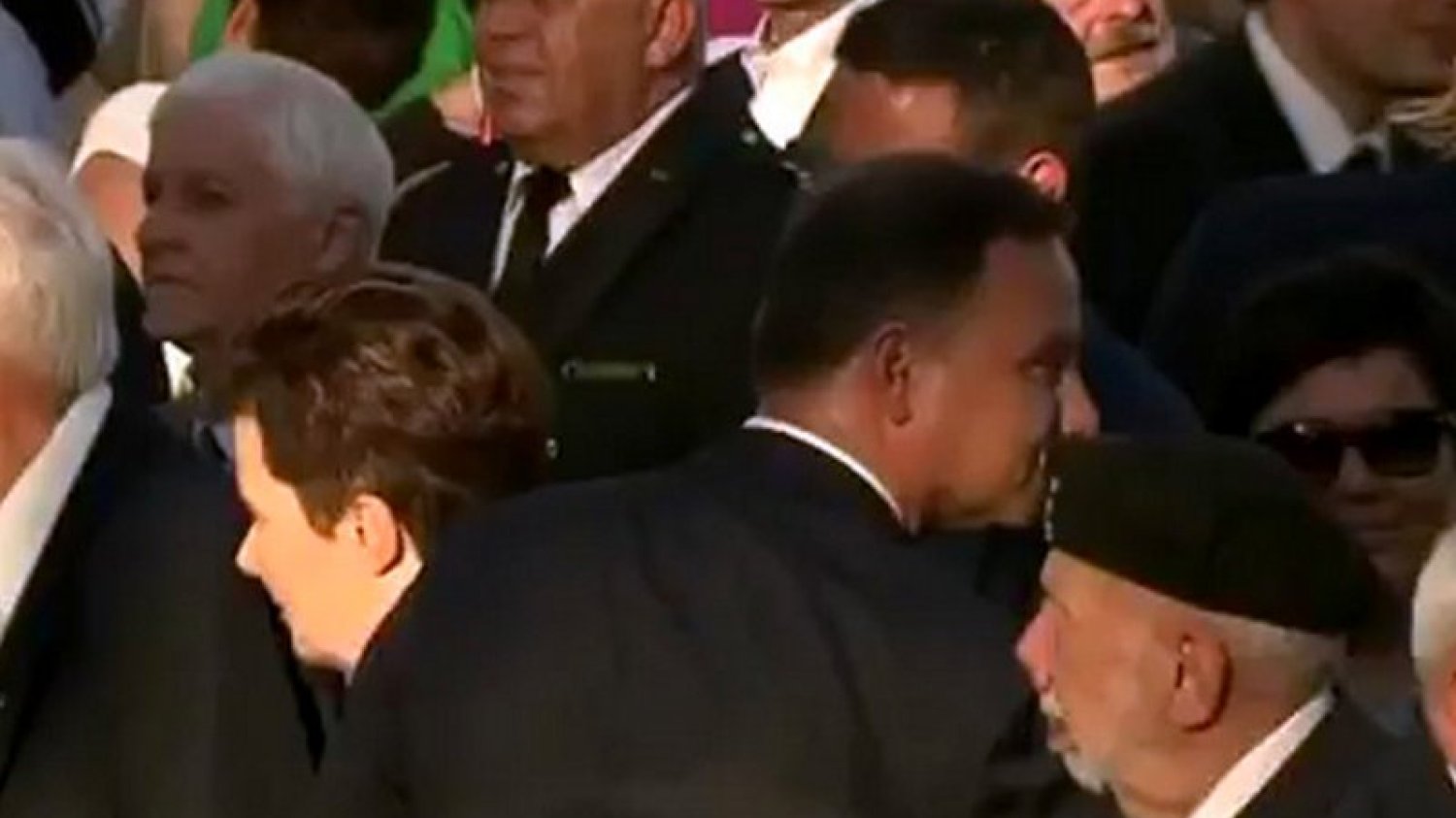 To znak – można powiedzieć o geście prezydenta Andrzeja Dudy. Głowa RP nie przekazała znaku pokoju Hannie Gronkiewicz-Waltz. Duchowni wyjaśnili nam, co oznacza ten gest. Można zdziwić się, jak wiele.