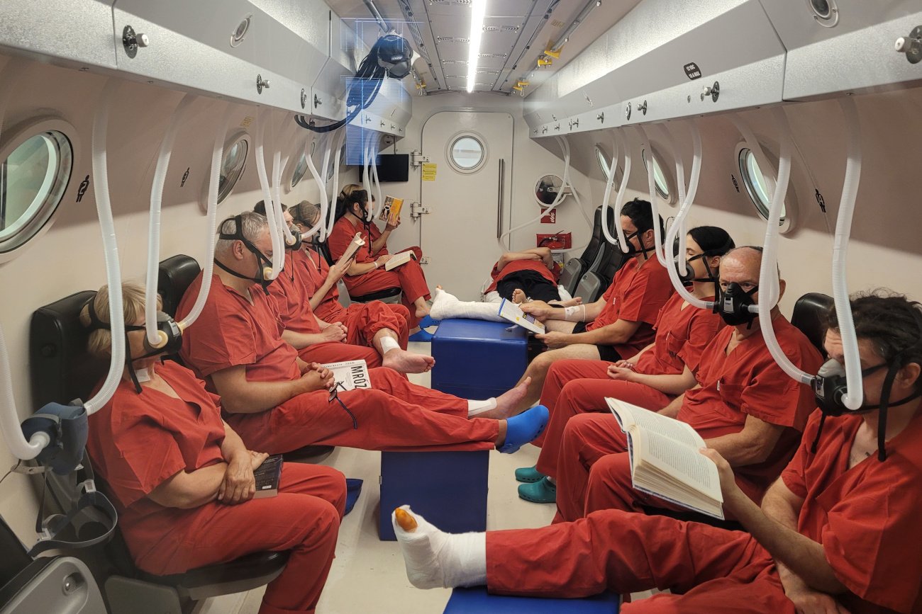 Pacjenci podczas 90-minutowej sesji tlenoterapii hiperbarycznej.