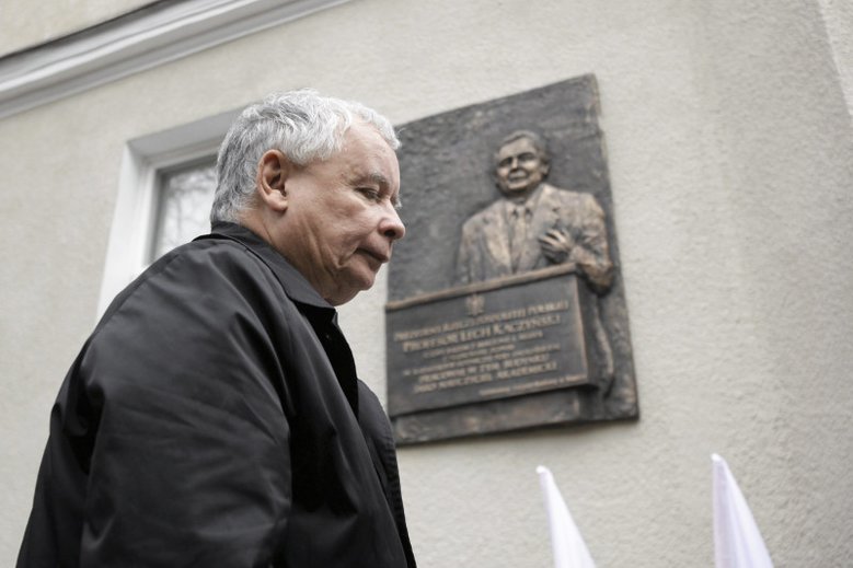 Jarosław Kaczyński w Sopocie w 2013 r. podczas uroczystości odsłonięcia tablicy upamiętniającej jego brata.