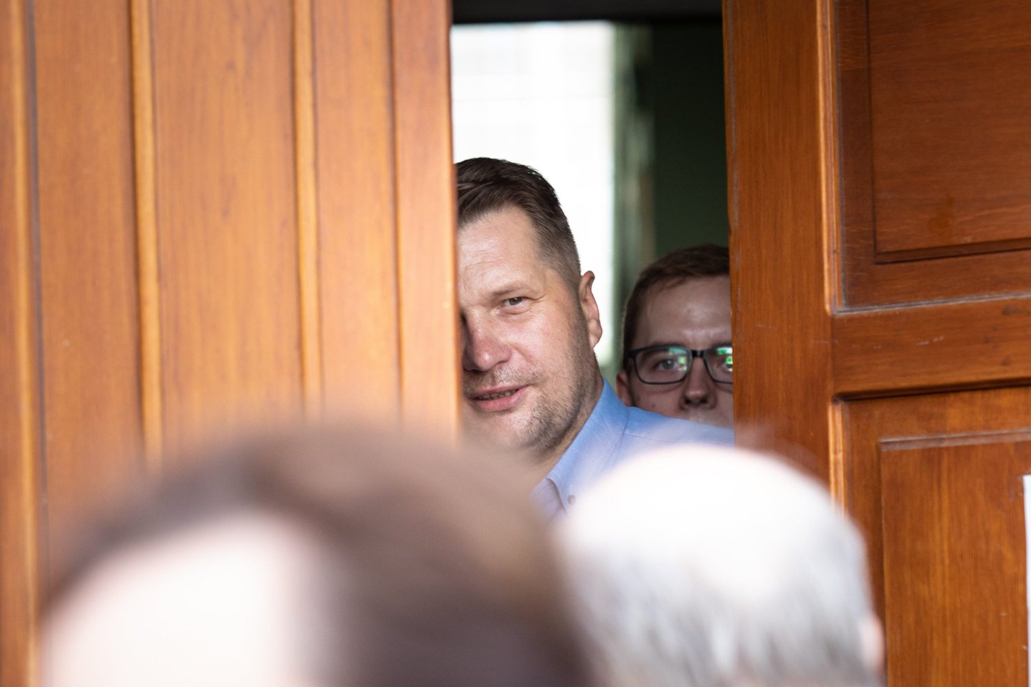 Przemysław Czarnek tłumaczy się na Twitterze z wizyty u ciężko chorej babci w szpitalu.