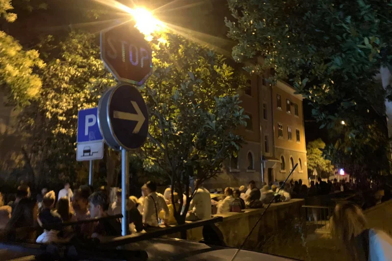 W Splicie jeszcze w nocy Polacy czekali w długiej kolejce do głosowania.