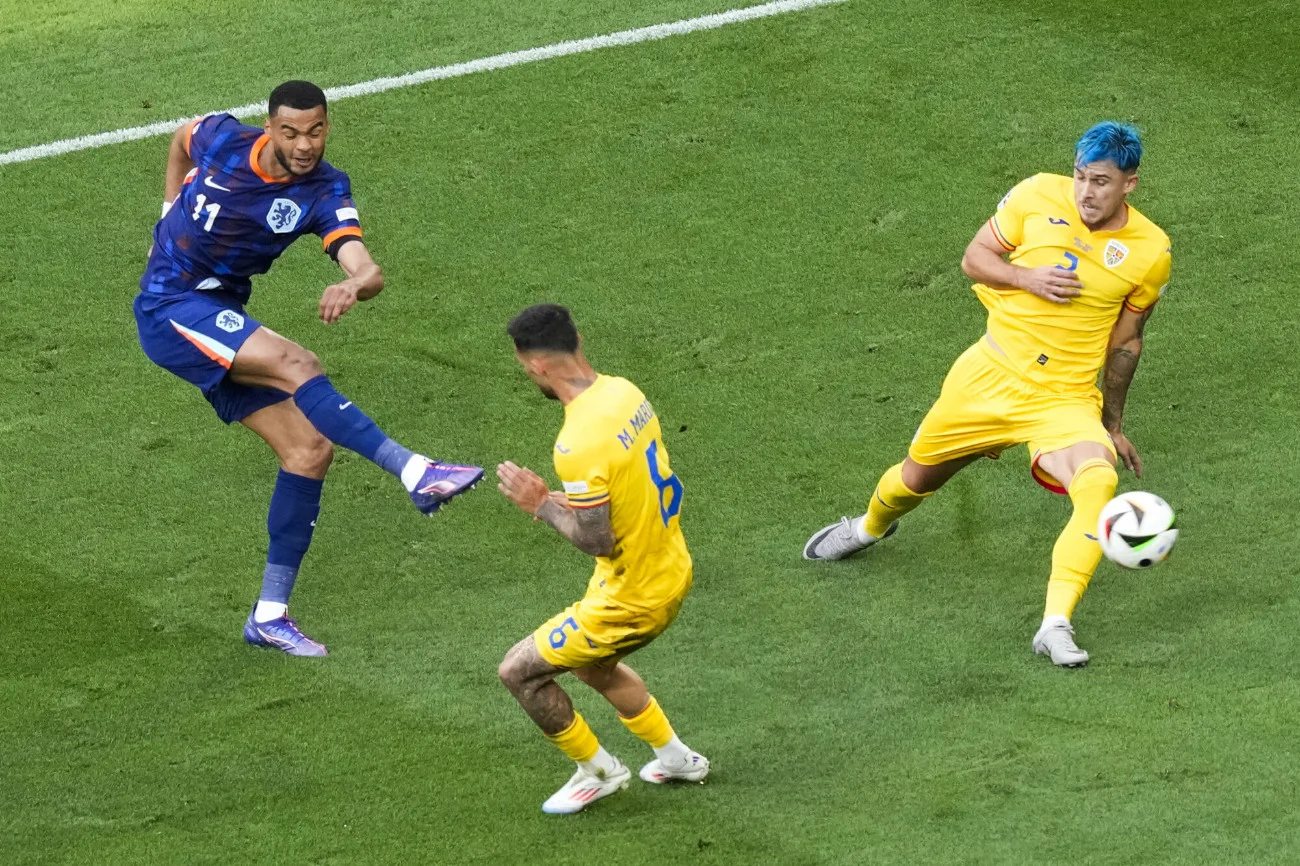 Cody Gakpo (na niebiesko) na co dzień gr w Liverpoolu