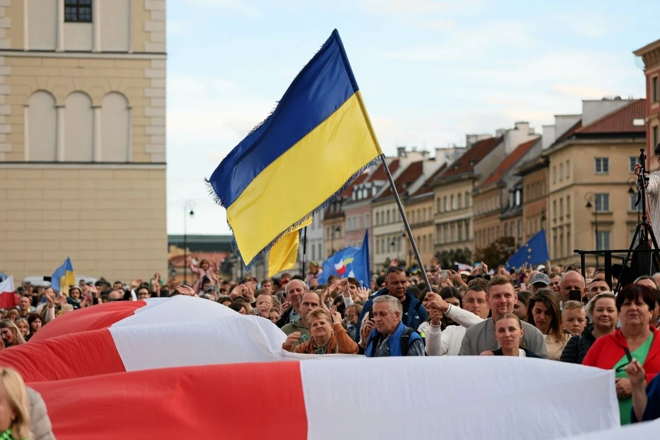 Polacy ocenili obecność Ukraińców w nowym sondażu. Tren rośnie.