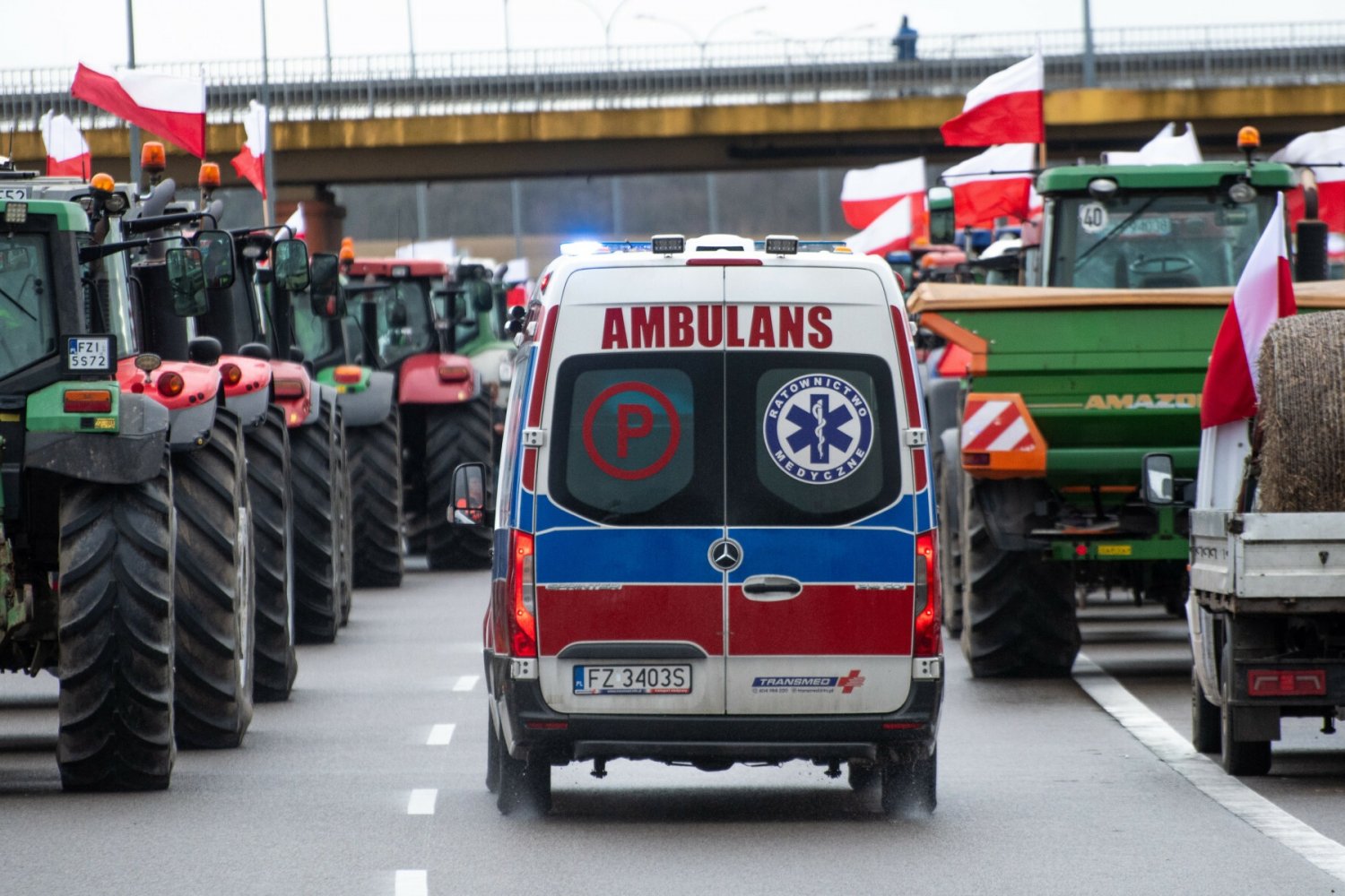 Co się stało z pacjentem z karetki, którą zablokowali rolnicy? Oświadczenie.