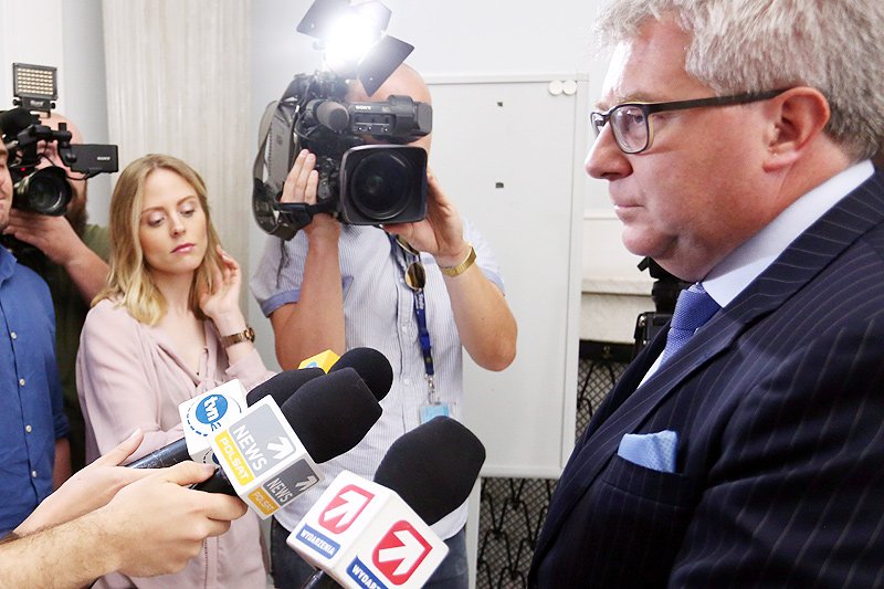 Dziennikarz poznańskiego Radia Merkury zadawał Ryszardowi Czarneckiemu trudne pytania. Po tej rozmowie został odsunięty od tematów politycznych.