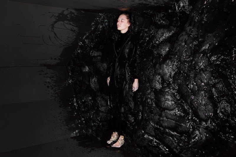 W Storytel już jest dostępne słuchowisko „Topiel: Dom w głębi lasu” inspirowane powieścią Jakuba Ćwieka