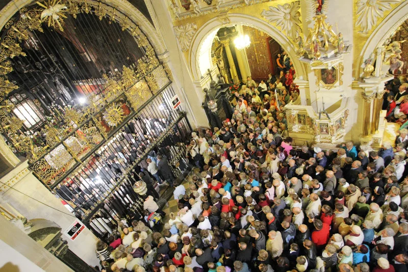 Czuwanie przerwał nagi mężczyzna.