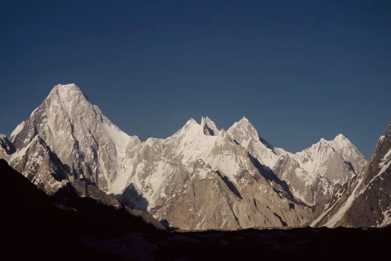 Włoscy wspinacze mieli problemy podczas zejścia z Gasherbrum VII. Na pomoc ruszyli im Polacy. Na zdjęciu od lewej: Gaszerbrum IV, VII, V i VI.