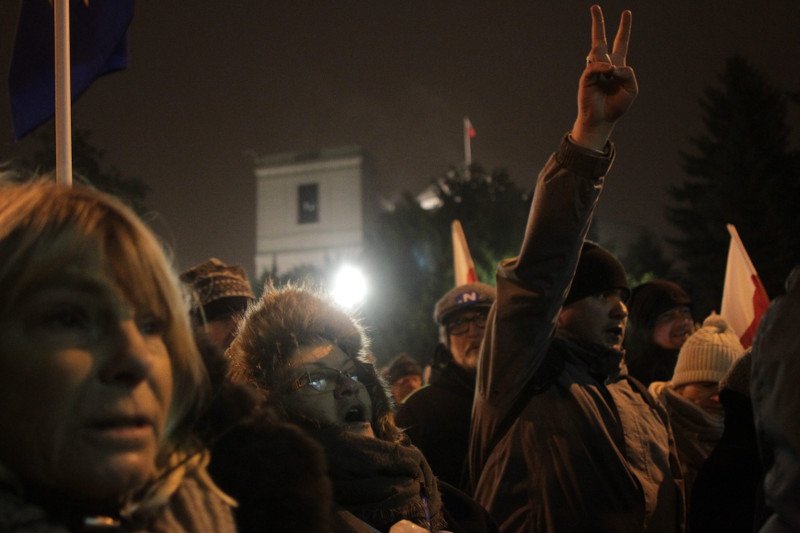Interwencja policji przed Sejmem. W środku nocy grupa protestujących została siłą odsunięta od gmachu