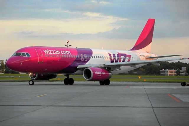 Antyterroryści wyprowadzili pasażera samolotu Wizzair grożąc mu bronią, bo przypominał islamskich terrorystów.