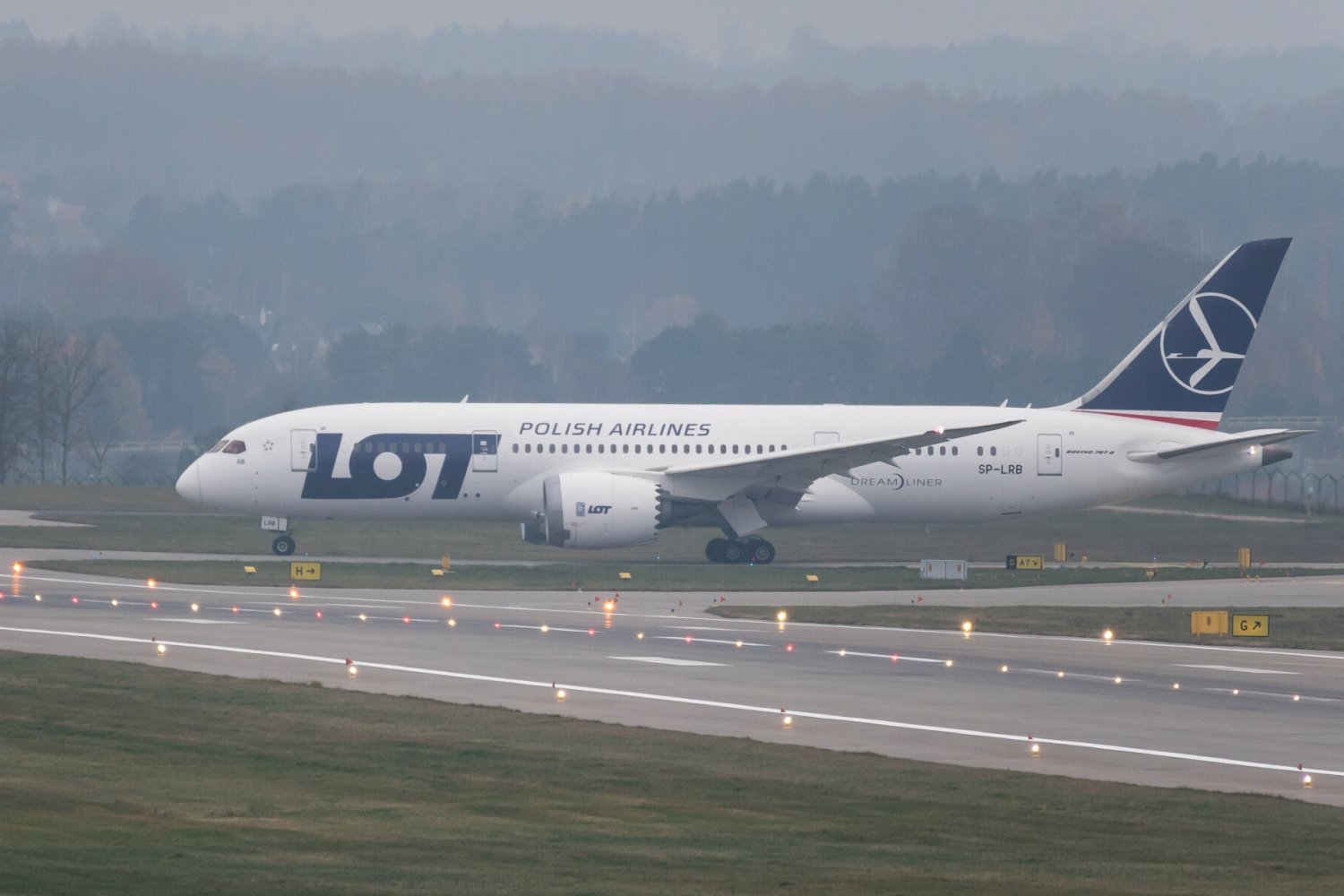 Samolot LOT - zdjęcie ilustracyjne