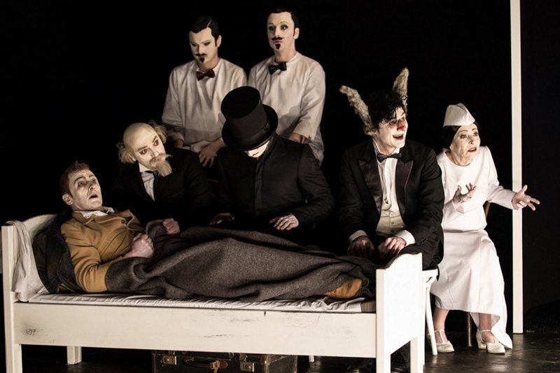 Pierwsza premiera we wrocławskim teatrze pod rządami nowego dyrektora, Cezarego Morawskiego. Po recenzji premiery przez wiceministra kultury los wniosku o odwołanie Morawskiego jest pewnie przesądzony.