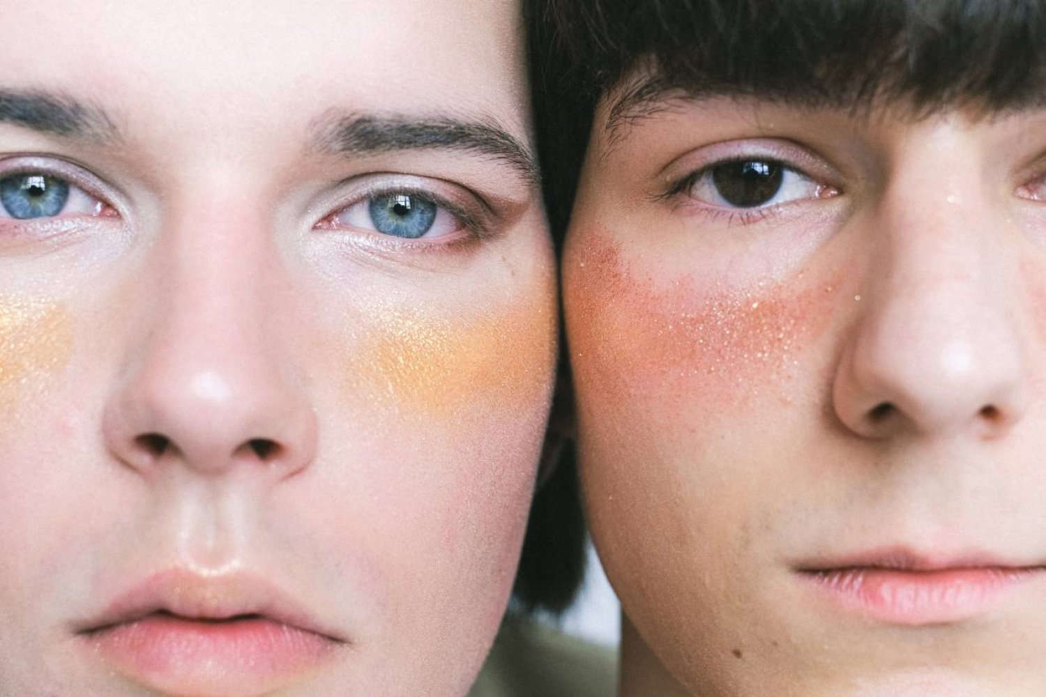 Makijaż robią też faceci. Mężczyźni robią delikatny cleanboy makeup