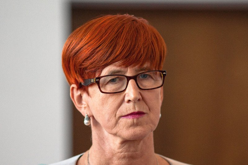 Projekt zmian w ustawie antyprzemocowej może wysadzić minister Rafalską z fotela.