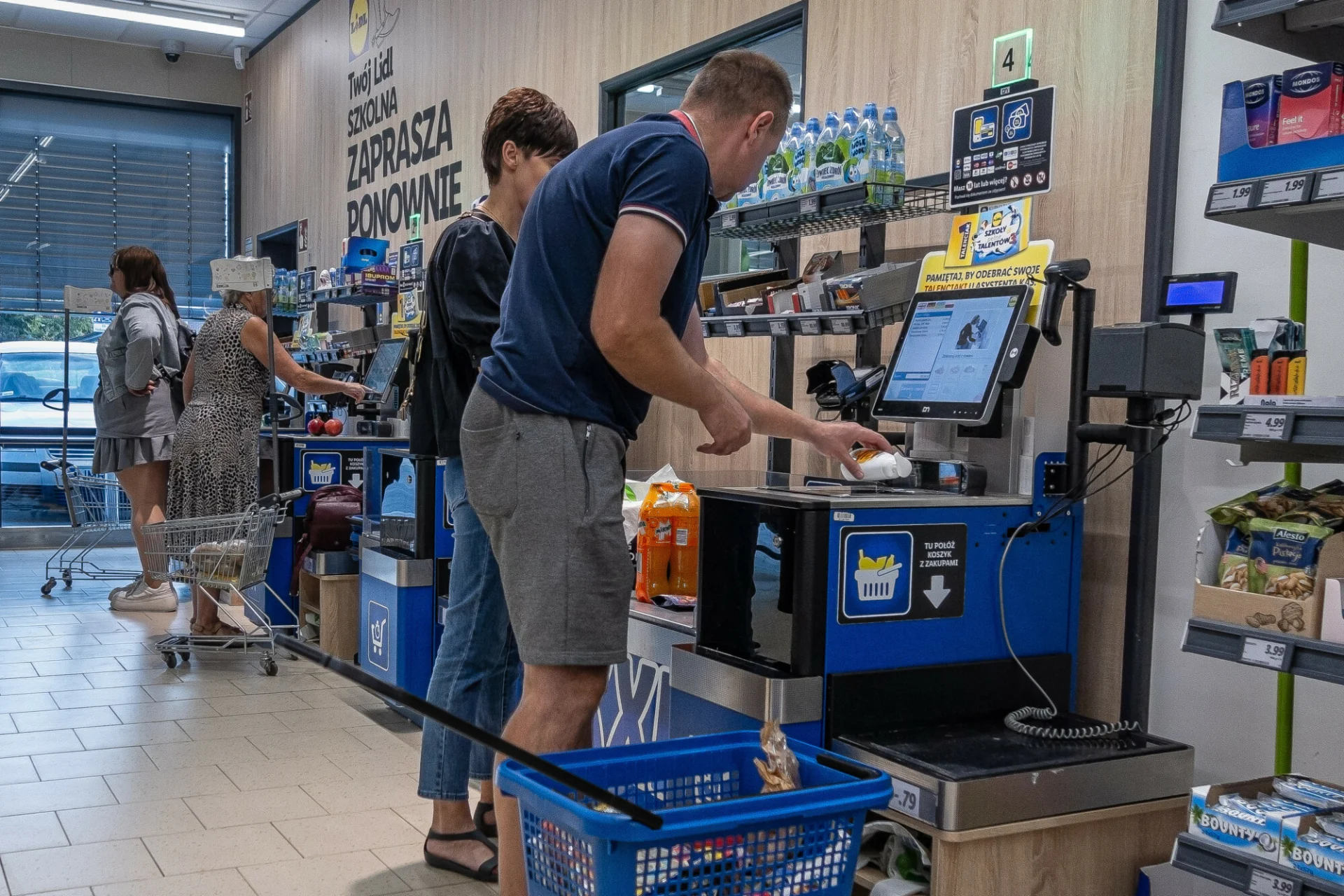 Ozdoby i narzędzia do ogrodu przecenione w Lidlu. Co jest taniej?