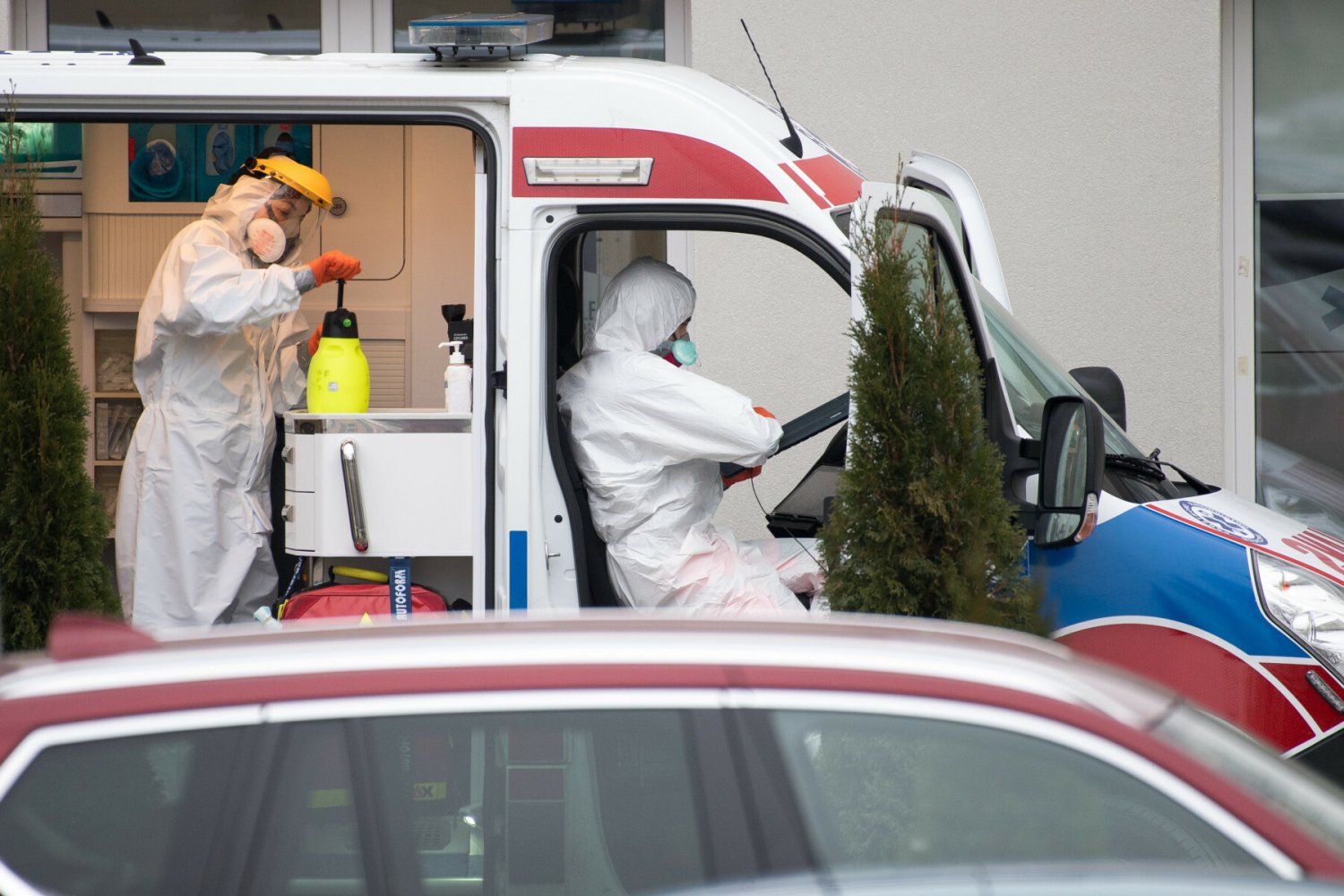 Resort zdrowia ujawnia nowe dane o zakażeniach i zgonach z ostatniej doby. Liczba zmarłych jest nadal wysoka.