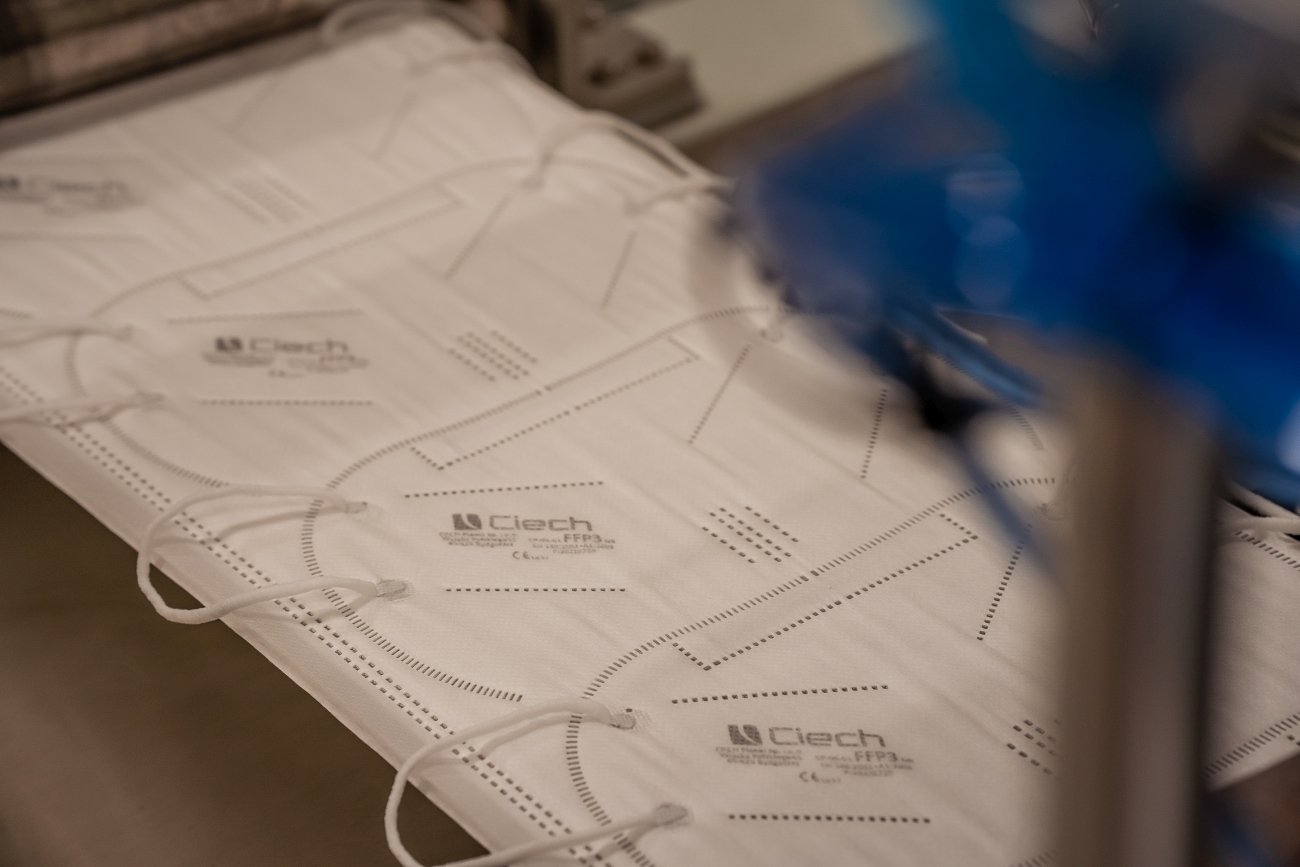 CIECH Pianki w Bydgoszczy, spółka należąca do Grupy CIECH, to jeden z największych producentów pianek poliuretanowych w Polsce. Od 2020 roku spółka produkuje również wysokiej jakości certyfikowane maseczki ochronne klasy FFP2, a od 2021 - klasy FFP3.