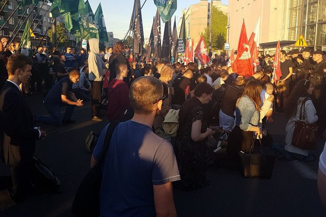 Tak protestowano przed Teatrem Powszechnym w Warszawie przeciwko "Klątwie". Teraz spektakl ma być pokazany w Chorzowie.