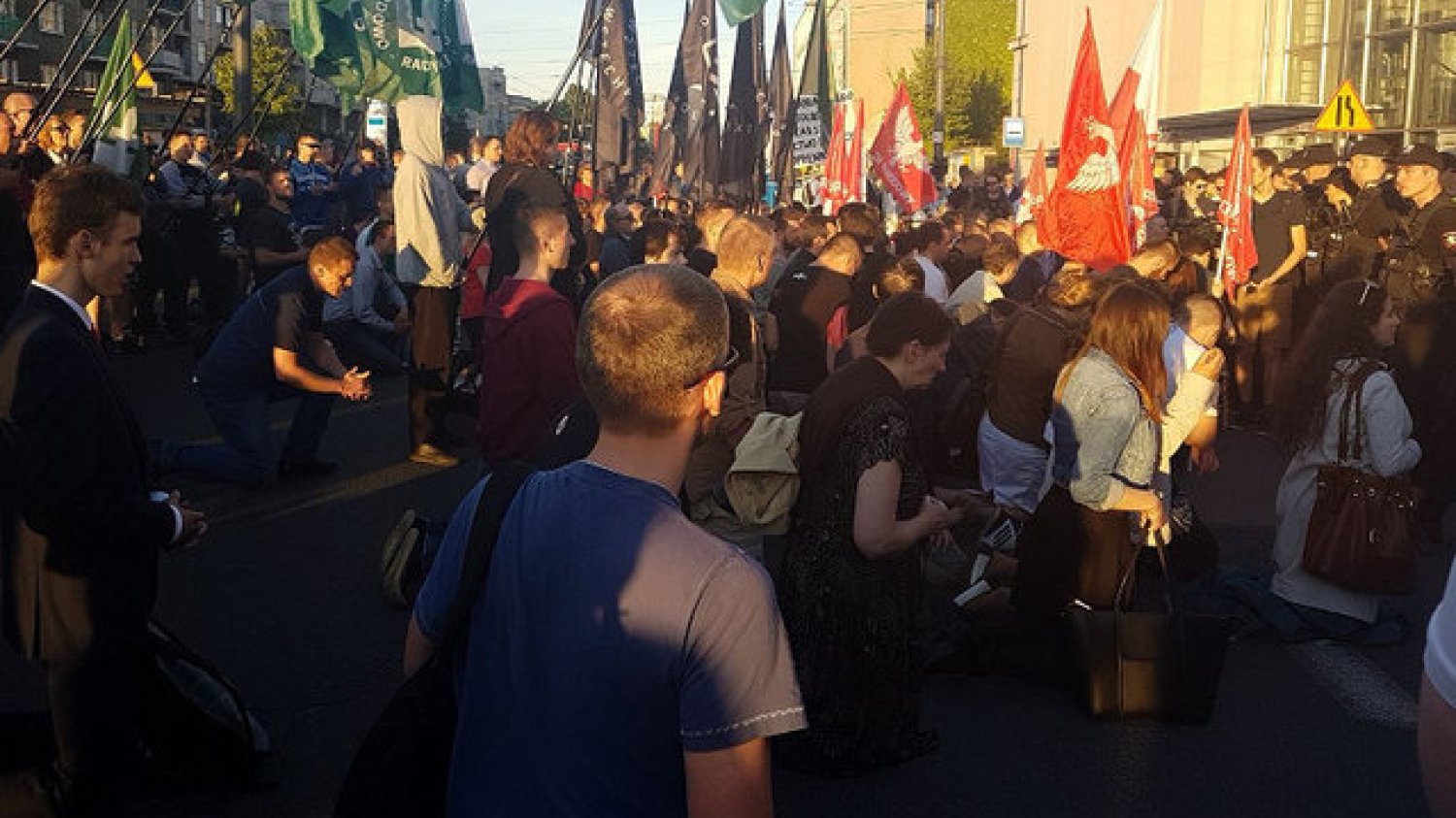 Tak protestowano przed Teatrem Powszechnym w Warszawie przeciwko "Klątwie". Teraz spektakl ma być pokazany w Chorzowie.