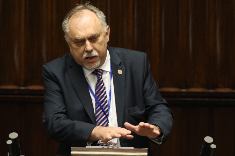Janusza Sanockiego na razie chroni immunitet poselski.