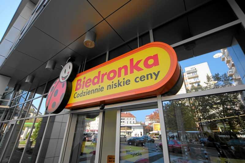 Popularne sieci dyskontów, takie jak Biedronka czy Lidl, cieszą się coraz lepszą opinią konsumentów.