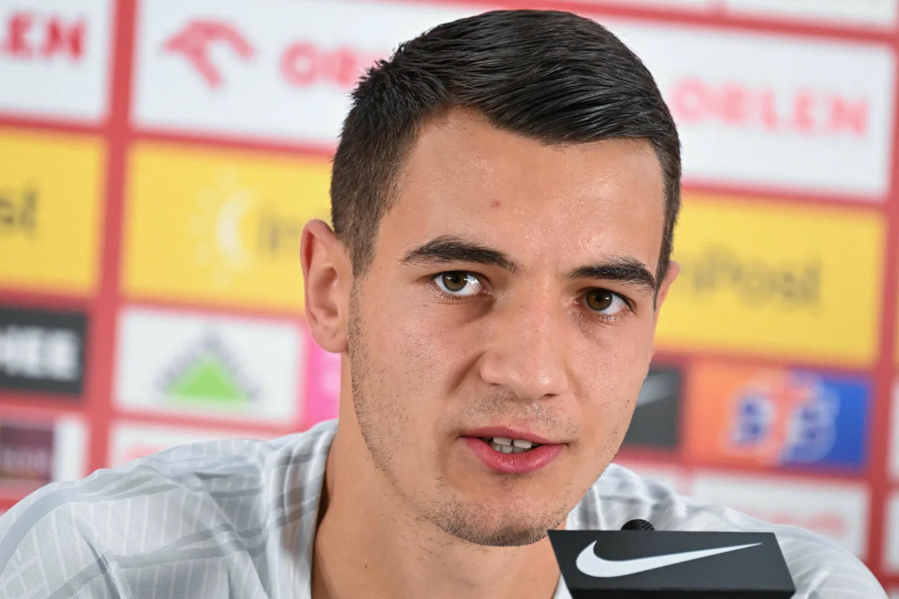 Jakub Kiwior za ponad 20 milionów euro przeniósł się z włoskiej Spezii do angielskiego Arsenalu Londyn.