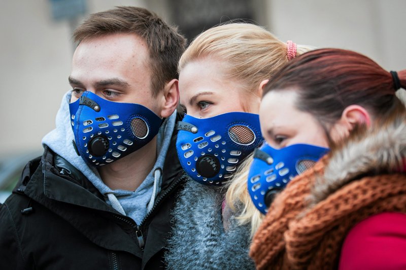 Maski antysmogowe są coraz popularniejsze na terenie polskich miast.