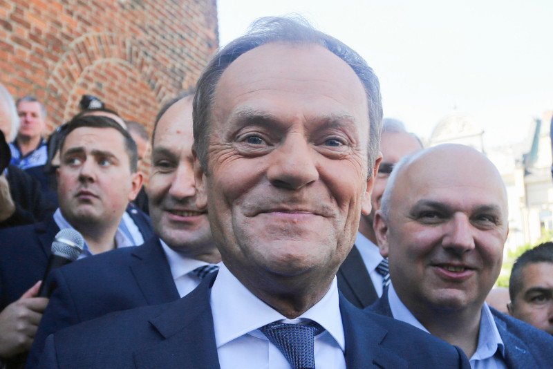 Donald Tusk poprosił Andrzeja Sadosia o przekazanie mu zdjętej tabliczki.