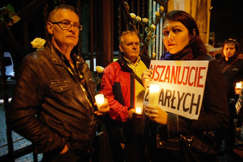 Protest przed bramą Cmentarza Starego w Łodzi przeciwko ekshumacji ciała Joanny Agackiej-Indeckiej, prezes Naczelnej Rady Adwokackiej, która zginęła w katastrofie smoleńskiej.