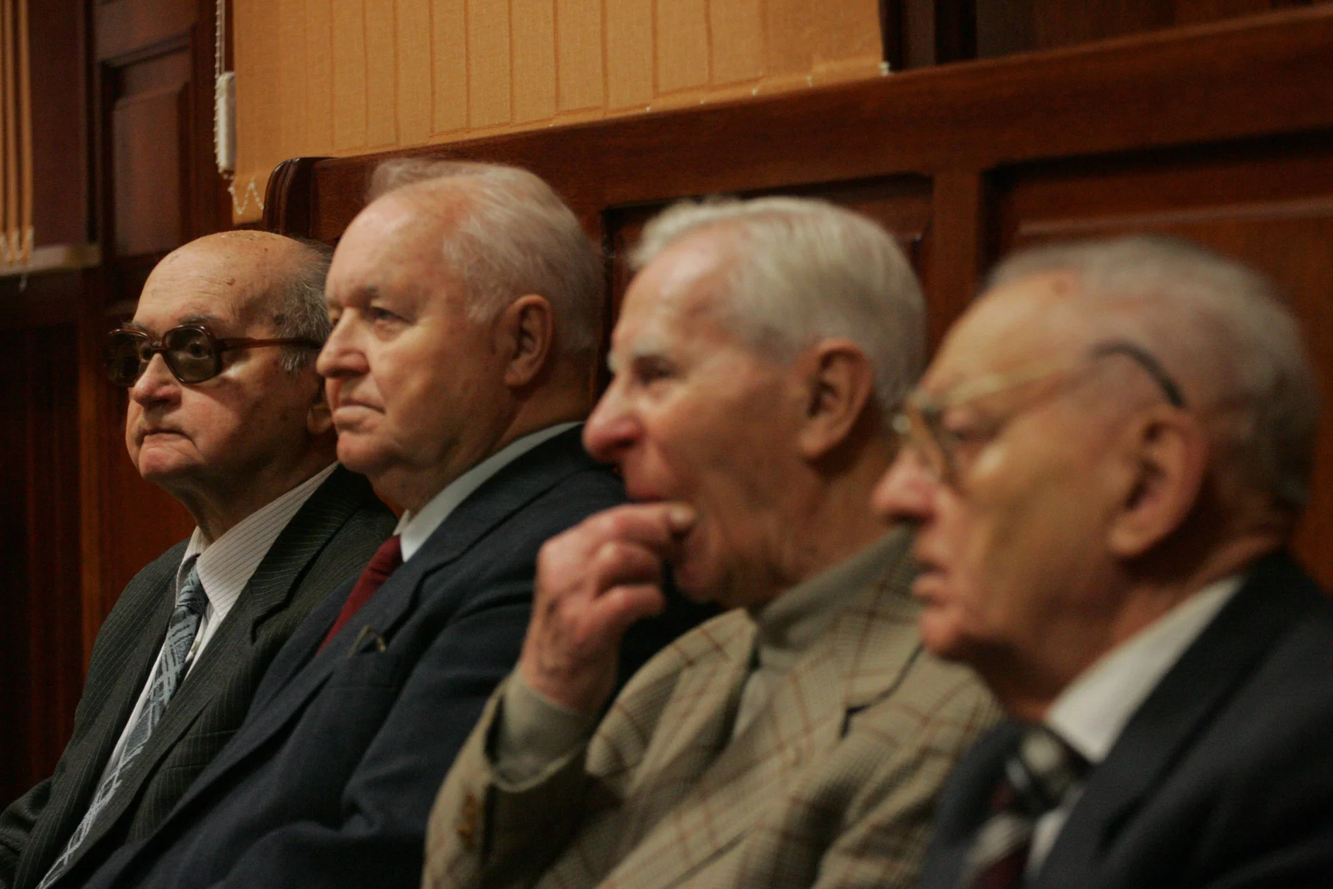 2008 rok – Wojciech Jaruzelski, Stanisław Kania, Tadeusz Tuczapski i Florian Siwicki na ławie oskarżonych wz. z wprowadzeniem stanu wojennego. Gen. Janiszewski oskarżenia uniknął.