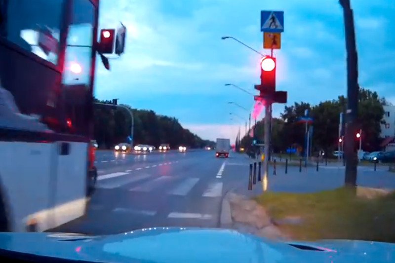 Sfrustrowany pracownik korporacji? Wzięty informatyk? A może syn bogatego tatusia? Portret ulicznego bandyty