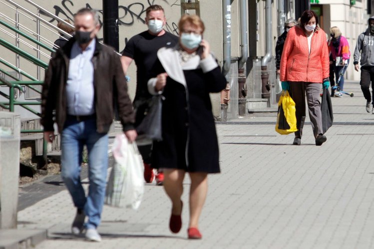 Od soboty w Czechach znów obowiązkowe będzie noszenie masek w wydarzeniach liczących 100 osób. Czesi przywracają obostrzenia w związku z gwałtownym wzrostem liczby zakażeń koronawirusem.