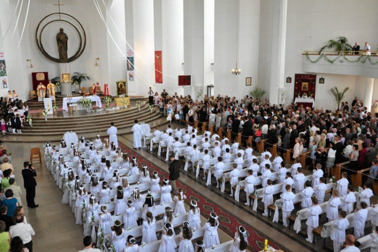Rzecznik rządu wyjaśnił, co z obostrzeniami w kościołach i komuniami w maju.