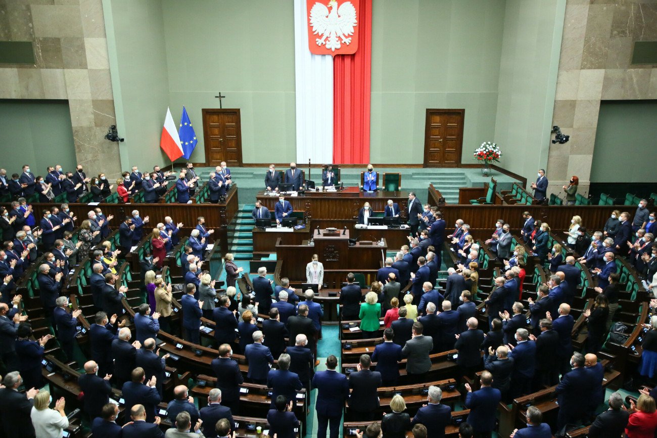 Dwa ugrupowania sejmowe zaliczyły ogromny spadek poparcia.