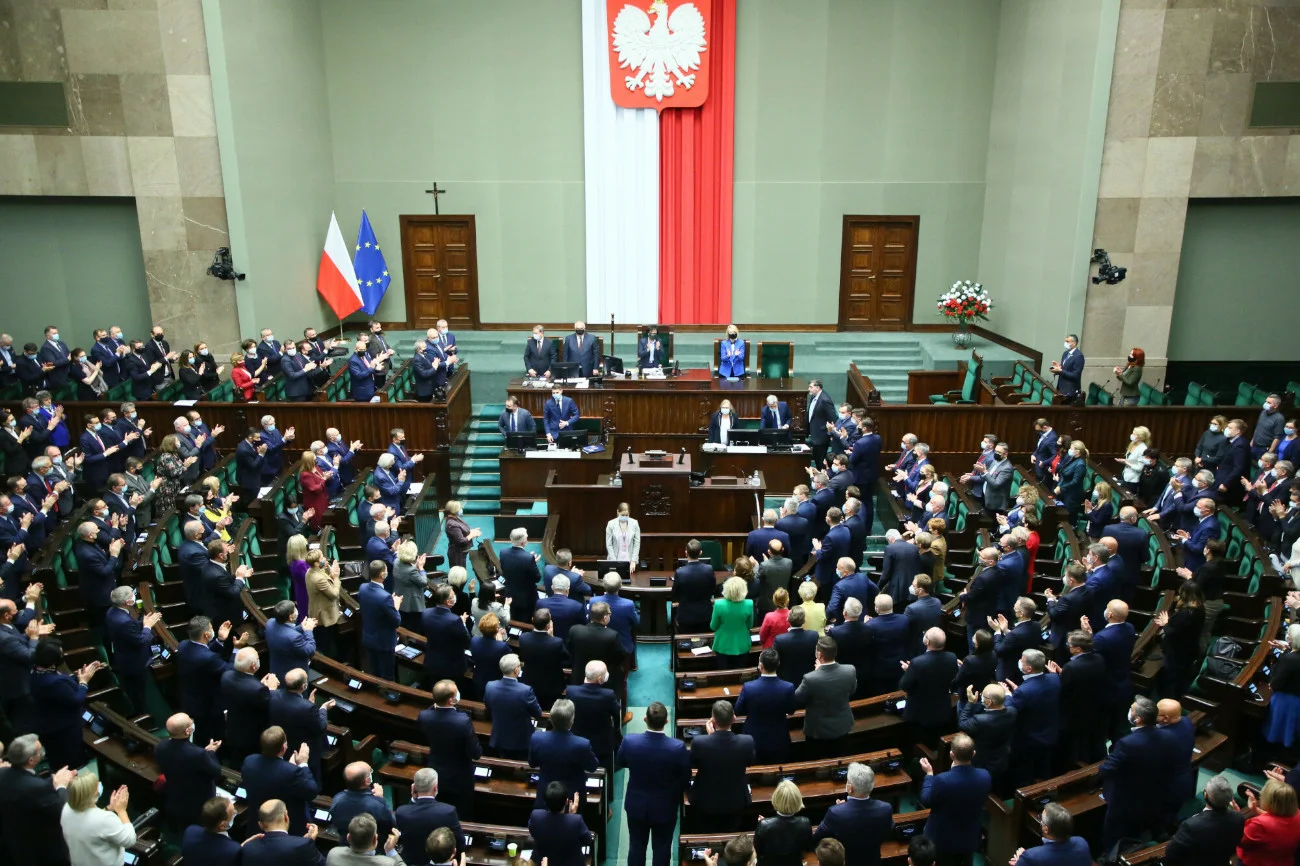 Dwa ugrupowania sejmowe zaliczyły ogromny spadek poparcia.