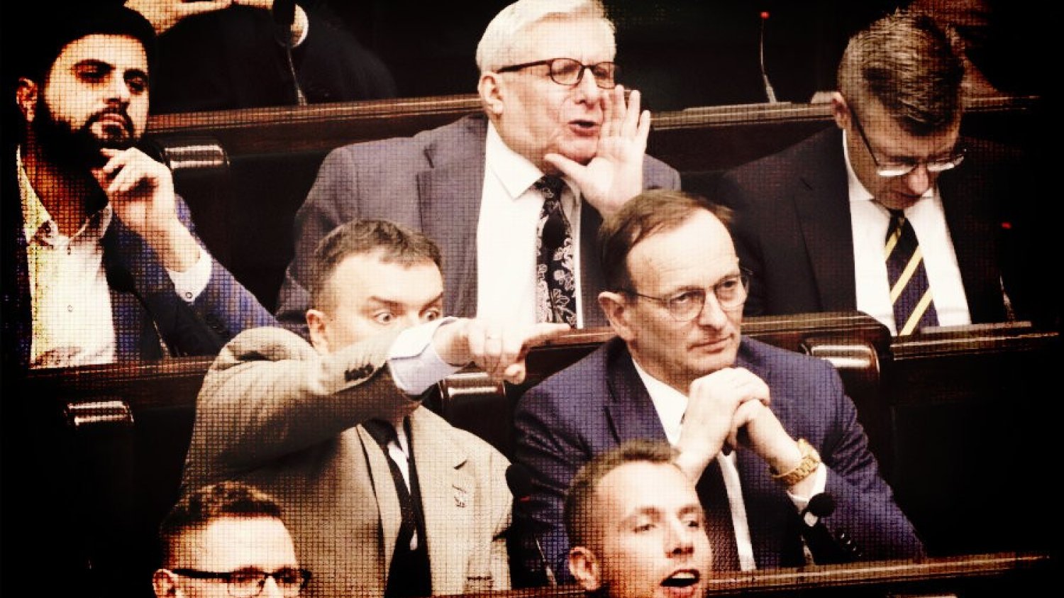"Kula w łeb" dla Tuska to okrzyk, który wzniósł w Sejmie poseł PiS Edward Siarka. Polityk przeprosił i tłumaczy się cytowaniem poety, ale może mieć kłopoty. Sprawą zajął się minister sprawiedliwości Adam Bodnar. Poseł PiS Edward Siarka w Sejmie wśród klubowych kolegów (środkowy rząd po prawej, ze złożonymi rękami). To on krzyknął do premiera Donalda Tuska "kula w łeb!". Potem przeprosił.