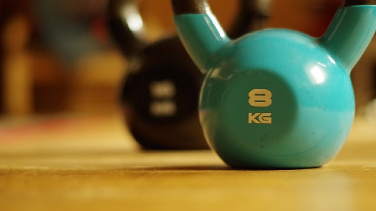 Właściwy ciężar kettla dla kobiet to na początek zazwyczaj 8 kilogramów